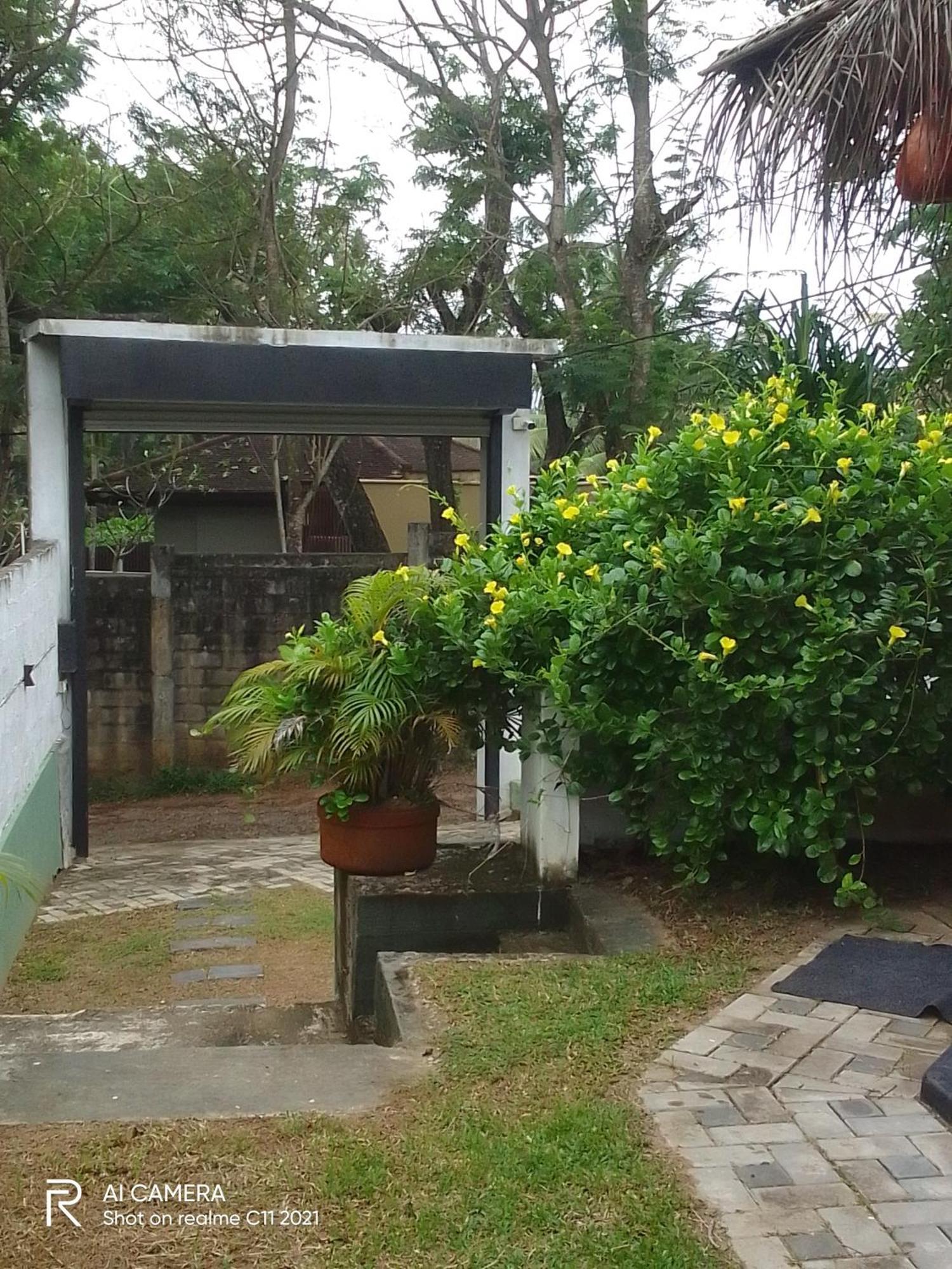 Peacock Garden Bed & Breakfast Tangalle Room photo